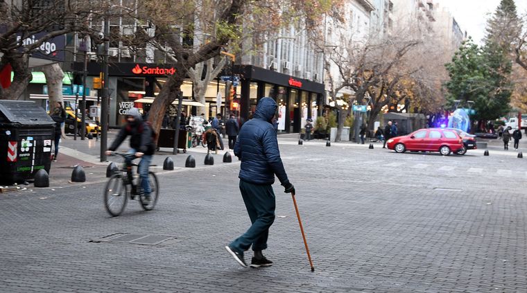 El viernes 13 comienza con lluvias aisladas y fuerte descenso térmico, según el pronóstico del Servicio Meteorológico Nacional.