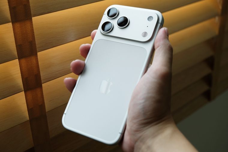 La innovación en el mundo Android pone en jaque el dominio de Apple en la gama alta.