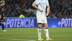 Maravilla Martínez pasó de festejar su gol a sufrir por el penal que le dio la victoria a Barracas Central en el Cilindro. Maravilla Martínez pasó de festejar su gol a sufrir por el penal que le dio la victoria a Barracas Central en el Cilindro.