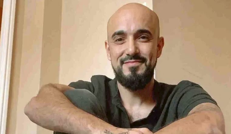 El atuendo particular que eligió Abel para pasear por la costanera.