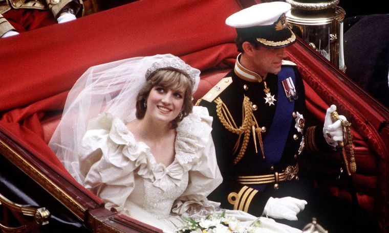 El 29 de julio de 1981. Diana tenía apenas 20 años recién cumplidos y debió afrontar el hecho de convertirse oficialmente en princesa de Gales. Foto: hellomagazine.com - https://www.hellomagazine.com/imagenes/brides/20210729118542/princess-diana-prince-charles-royal-wedding-videos/0-573-423/princess-diana-wedding-t.jpg