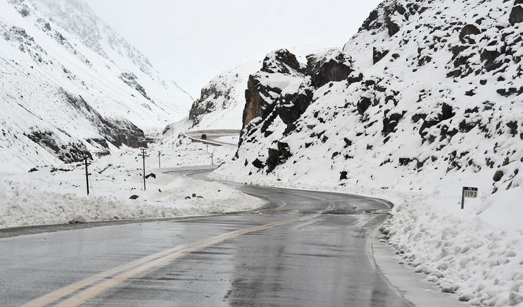 El Paso Cristo Redentor permanece cerrado por las nevadas y desde Gendarmería anticipan un nuevo sistema frontal que ingresará el viernes.