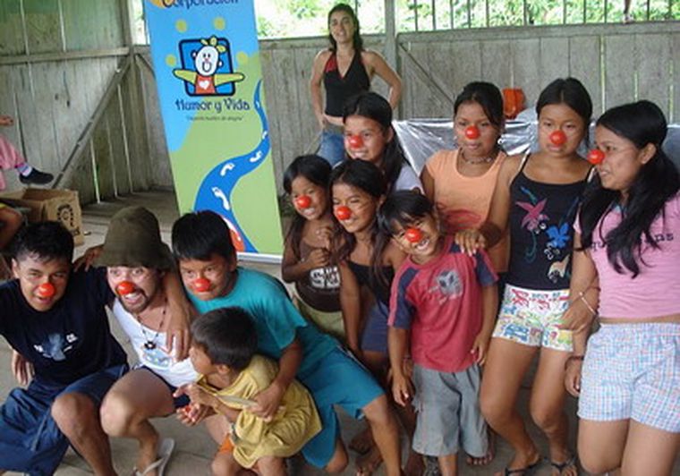Niños ecuatorianos aprendiendo payasadas.