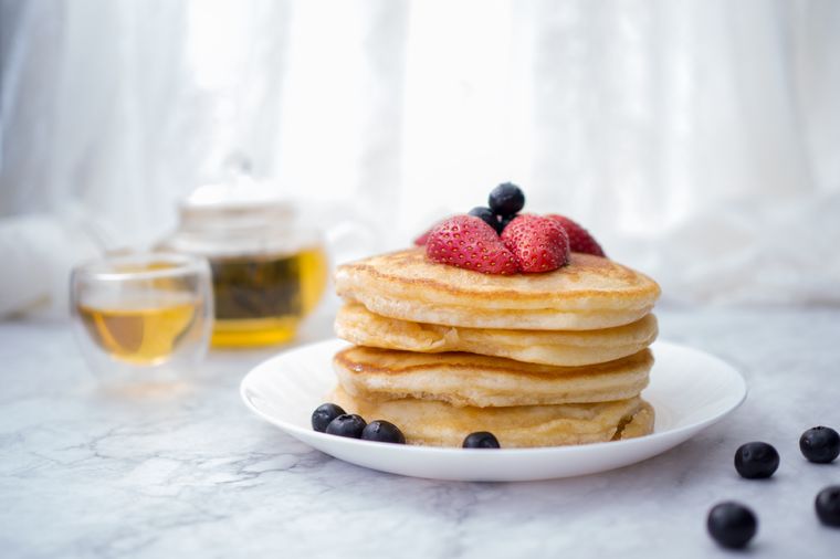 hot cakes de avena y fresas Una receta simple y deliciosa en minutos. Foto: Shutterstock
