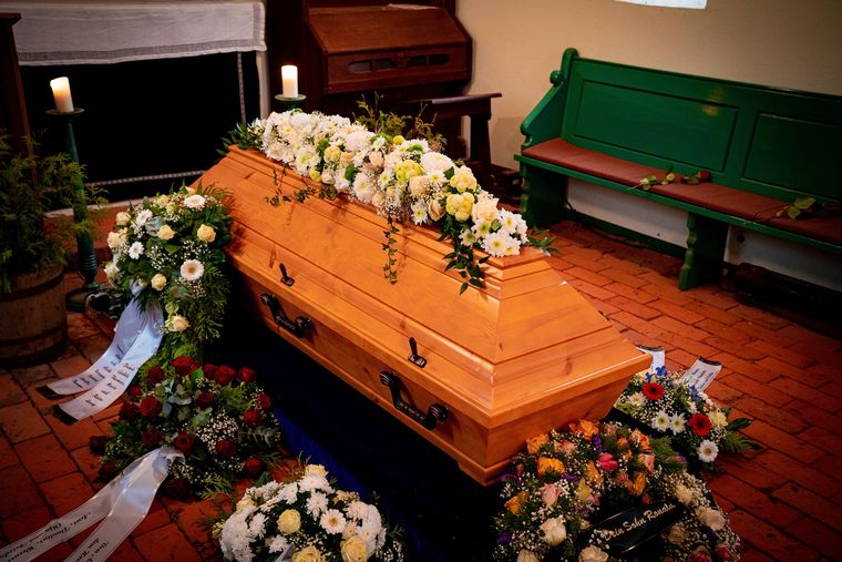 Detrás de cada sepelio funciona una cadena de proveedores que sostiene a toda la industria funeraria. Detrás de cada sepelio funciona una cadena de proveedores que sostiene a toda la industria funeraria.