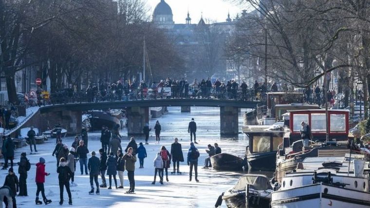 Las temperaturas bajo cero del invierno han congelado canales y lagos en varios lugares de Europa como Países Bajos, lo que ha llevado a muchos a desplazarse por el hielo. Foto: GETTY