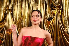 Con un look impactante, la cantante se impuso ante figuras como Taylor Swift y Lady Gaga. / Instagram @rosaliaxmoto