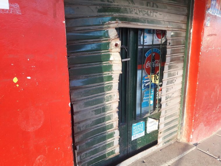En barrio Guiñazu de la ciudad de Córdoba, varios sujetos forzaron puerta y se llevaron mercaderia. uno de los saqueos registrados noche en la Capital provincial Foto: Twitter @JavierSassi