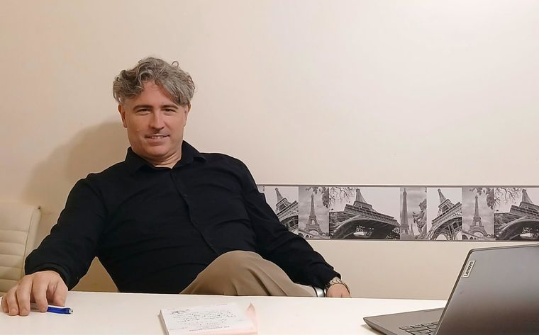 Federico Benes es especialista en psiquiatría infanto juvenil desde hace 20 años y escritor desde que tiene uso de razón. Federico Benes es especialista en psiquiatría infanto juvenil desde hace 20 años y escritor desde que tiene uso de razón.