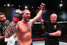 Santi Ponzinibbio derrotó a Carlston Harris con un espectacular TKO3 y conquistó su primera victoria en casi dos años. Foto: @SC_ESPN