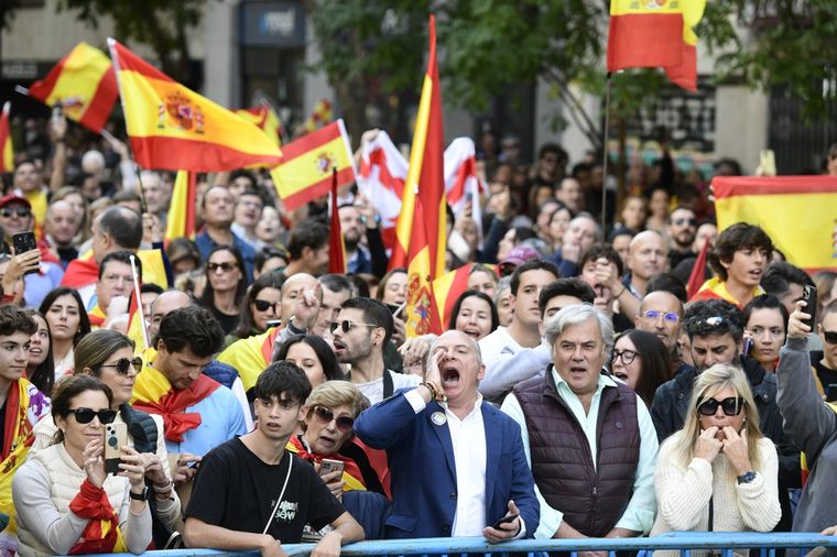 Miles de personas volvieron a protestar contra la amnistía a independentistas catalanes Foto: EFE