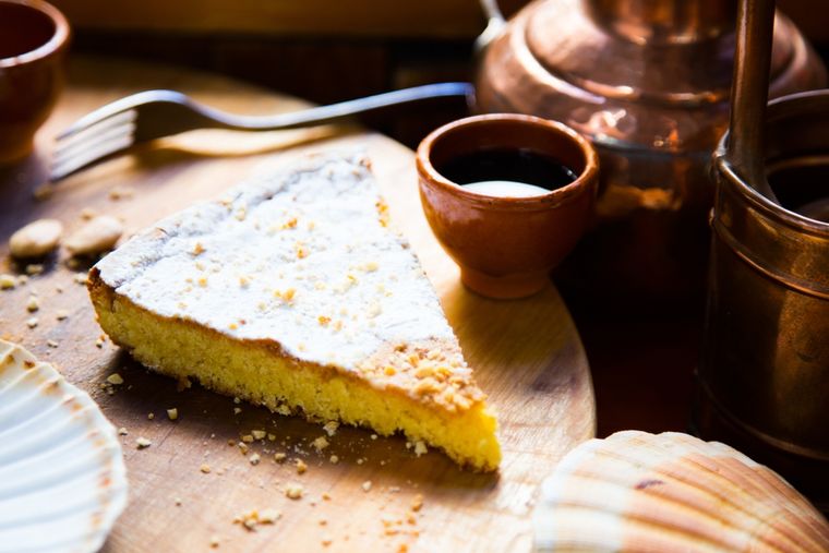 La receta de tarta de Santiago se remonta al siglo XVI y ha permanecido casi intacta hasta hoy. La receta de tarta de Santiago se remonta al siglo XVI y ha permanecido casi intacta hasta hoy.