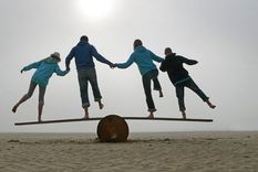 Con los años, la capacidad de mantenernos en equilibrio se va deteriorando. Foto: GETTY IMAGES