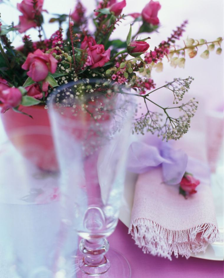 4. Planificar en la decoración un centro de mesa que se sitúe justo en el centro o uno que abarque toda la longitud de la mesa. Su altura es importante. Utilizar objetos o arreglos que no interrumpan la conversación. Créditos: Future/Steve Baster. 4. Planificar en la decoración un centro de mesa que se sitúe justo en el centro o uno que abarque toda la longitud de la mesa. Su altura es importante. Utilizar objetos o arreglos que no interrumpan la conversación. Créditos: Future/Steve Baster.