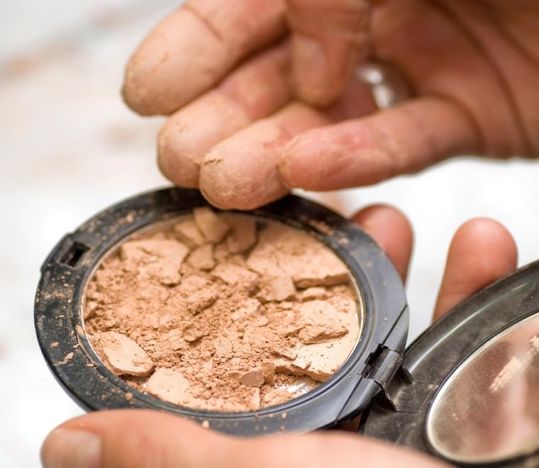 Truco mágico: Cómo reparar un colorete o sombra rota de forma rápida y sencilla
