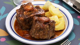 Existen muchas versiones de la receta, algunas con vino tinto, brandy o incluso chocolate para darle un toque único. Existen muchas versiones de la receta, algunas con vino tinto, brandy o incluso chocolate para darle un toque único.