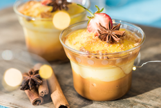 Aunque existen variantes en otros países, la receta de las natillas españolas es única por su toque de canela, cáscara de limón y la tradicional galleta María colocada encima.&nbsp;