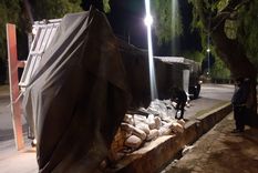 Así quedó el camión que volcó en el Parque Foto: Gentileza Así quedó el camión que volcó en el Parque Foto: Gentileza