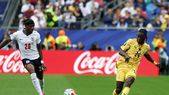 Noni Madueke, de Inglaterra, pelea el balón con Gideon Mensah, de Ghana. Noni Madueke, de Inglaterra, pelea el balón con Gideon Mensah, de Ghana.
