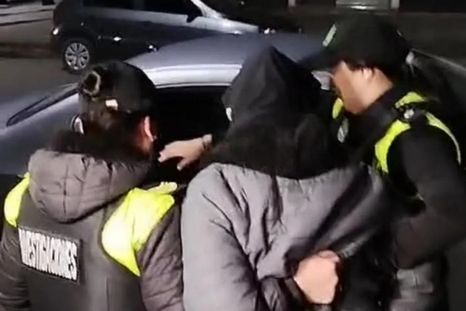 La mujer es señalada como la autora de haberle sustraído del bolsillo del saco el teléfono celular al gobernador de Tucuman, mientras participaba de un acto oficial. La mujer es señalada como la autora de haberle sustraído del bolsillo del saco el teléfono celular al gobernador de Tucuman, mientras participaba de un acto oficial.