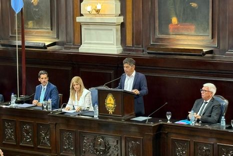 Por primera vez en la Legislatura bonaerense, un gobernador da un discurso de apertura de sesiones ordinarias parado frente a un atril Por primera vez en la Legislatura bonaerense, un gobernador da un discurso de apertura de sesiones ordinarias parado frente a un atril