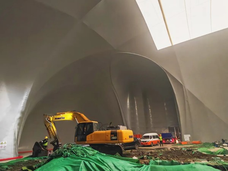 China ensaya nuevas formas de construcción con grandes cúpulas inflables que buscan contener el polvo y reducir el ruido dentro de la obra. China ensaya nuevas formas de construcción con grandes cúpulas inflables que buscan contener el polvo y reducir el ruido dentro de la obra.