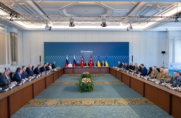 La delegación de Ucrania está encabezada por el ministro de Defensa, Rustem Umerov, mientras que por parte de Rusia, el asesor presidencial Vladimir Medinsky se encuentra al frente de la delegación. &nbsp;