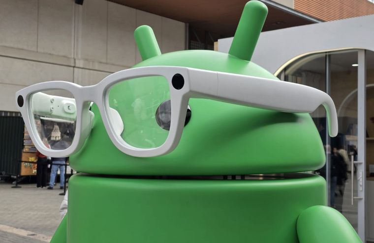 Figura de Android con lentes inteligentes de Google en MWC 2026. Foto Dpa