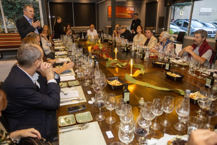 Ramiro Barrios introdujo la presencia de Rolland en la cena de Francesco. Ramiro Barrios introdujo la presencia de Rolland en la cena de Francesco.