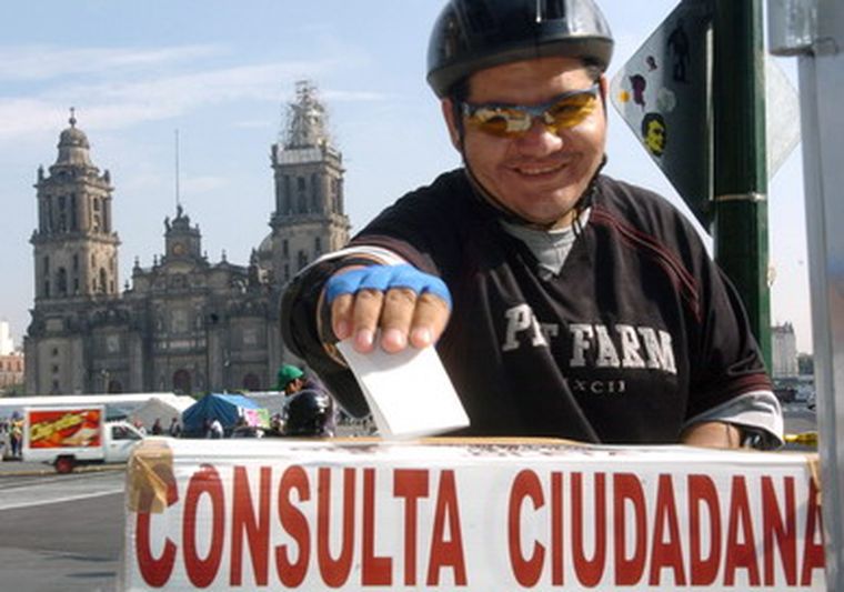 Momento en que un ciudadano de la capital azteca emite su voto. Foto: EFE