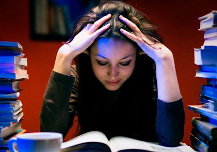 Universitaria estudiando.