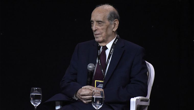 El economista Ricardo Arriazu se refirió recientemente a la necesidad de estabilizar el tipo de cambio y las opciones que tiene el país sobre la mesa. El economista Ricardo Arriazu se refirió recientemente a la necesidad de estabilizar el tipo de cambio y las opciones que tiene el país sobre la mesa.