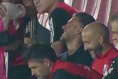 Demichelis mira como Alfonso se saluda con Saccone. Foto: Captura Video