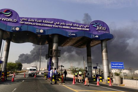 Los restos de una interceptación aérea provocaron un incendio en un atracadero del puerto Jebel Ali de Dubái. Los restos de una interceptación aérea provocaron un incendio en un atracadero del puerto Jebel Ali de Dubái.