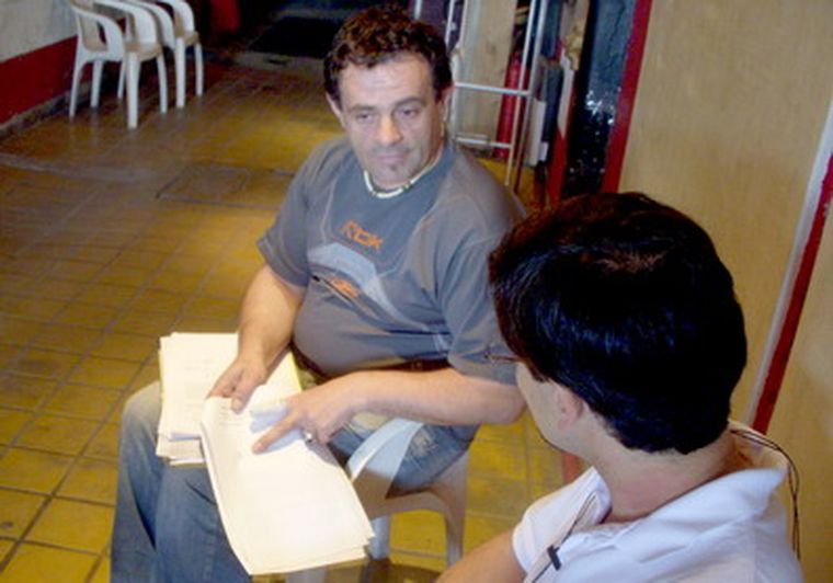 Neira muestra la documentación en que se respalda. Foto: Mdz