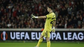 Silbidos, insultos y una bandera con mensaje directo: así recibieron al Dibu Martínez en Francia antes del duelo con Lille.