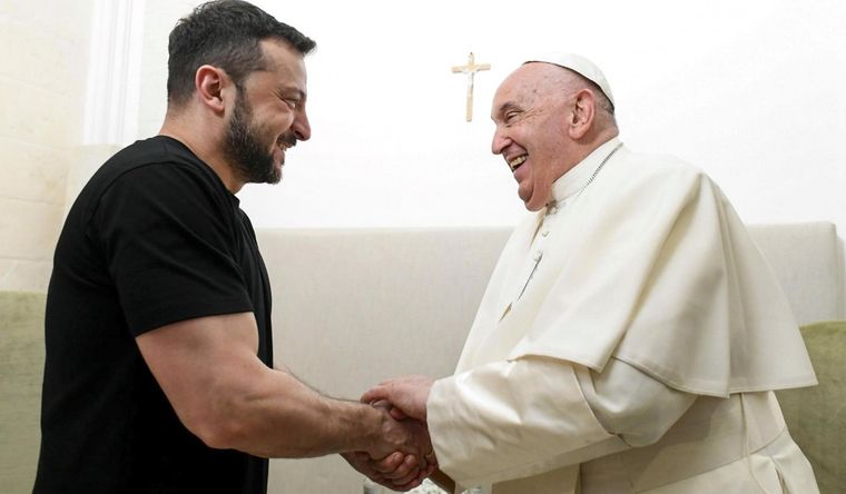 El papa Francisco (d) se reúne con el presidente ucraniano Vlodomir Zelenski (i) en Apulia. Foto: Efe.