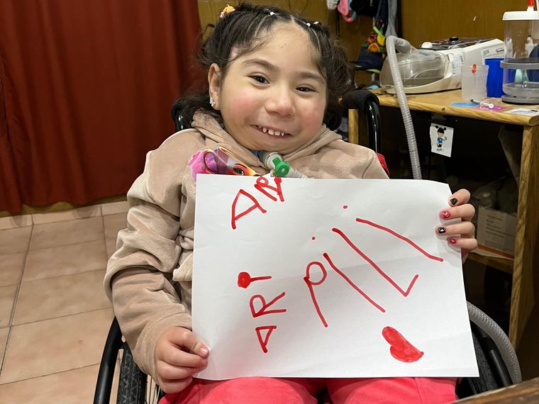 Con solo cuatro años, Pilar ha aprendido a leer y a escribir. Foto: Alejandrina Zotelo. Con solo cuatro años, Pilar ha aprendido a leer y a escribir. Foto: Alejandrina Zotelo.