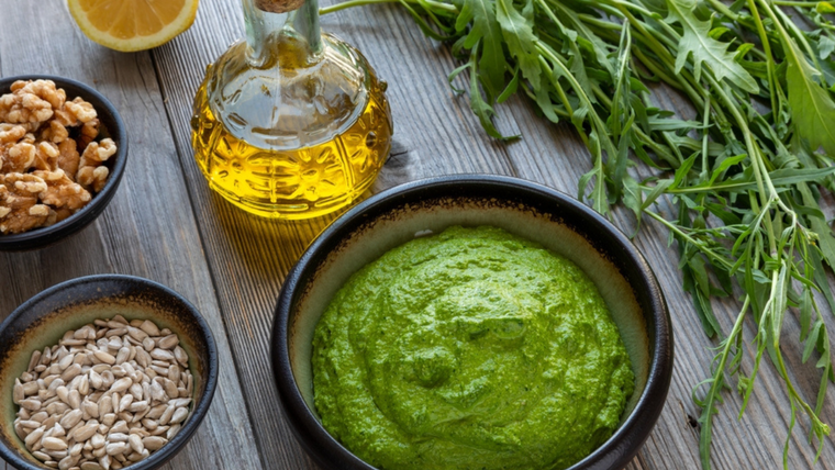 Muchas versiones de la receta de salsa pesto de rúcula reemplazan los piñones por nueces o almendras. Muchas versiones de la receta de salsa pesto de rúcula reemplazan los piñones por nueces o almendras.