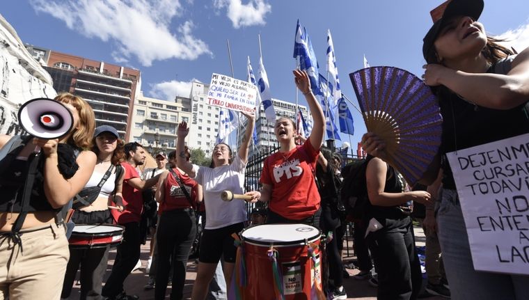 Una multitud se convocó este miércoles por la tarde frente al Congreso para manifestarse contra el veto de la Ley de Financiamiento Universitario. Foto: Juan Mateo Aberastain Zubimendi / MDZ.