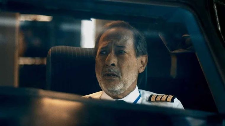 En la ficción, el protagonista interpreta a un piloto comercial cuya carrera queda bajo la amenaza de los servicios secretos. En la ficción, el protagonista interpreta a un piloto comercial cuya carrera queda bajo la amenaza de los servicios secretos.