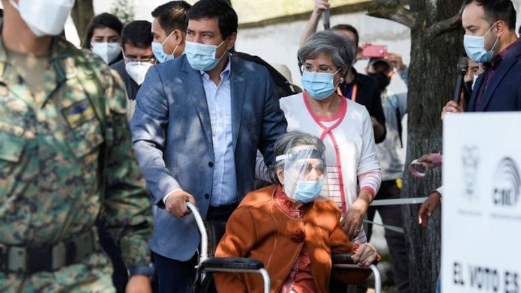 El candidato correísta Andrés Arauz, que no pudo votar al estar empadronado en México, acompañó a su abuela de 106 años. Foto: Reuters