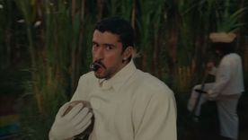 Bad Bunny regaló la prenda que usó en el Super Bowl. Bad Bunny regaló la prenda que usó en el Super Bowl.