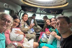 Luciana junto con algunas de sus compañeras en un vehículo del ejército, que puedo socorrerlas.