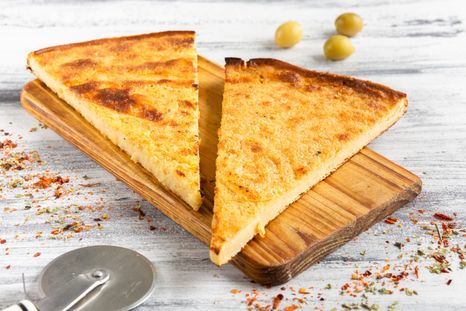 Cómo hacer fainá casera: receta fácil y crocante para disfrutarla sola o acompañando una porción de pizza.&nbsp;