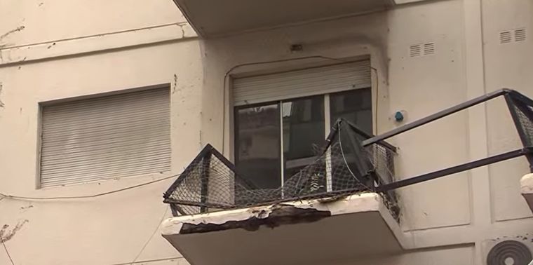 Uno de los balcones destruidos por el árbol caído en Caballito después del temporal. Uno de los balcones destruidos por el árbol caído en Caballito después del temporal.