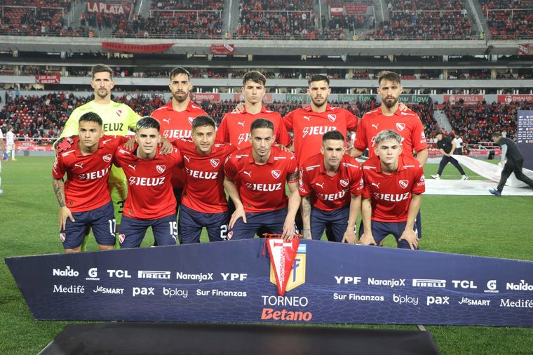 Los jugadores de Independiente, en el medio del clima caliente. Foto: FotoBaires