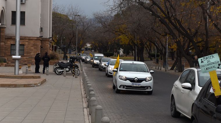 La caravana de Ampros rodeó Casa de Gobierno. Foto: ALF PONCE / MDZ