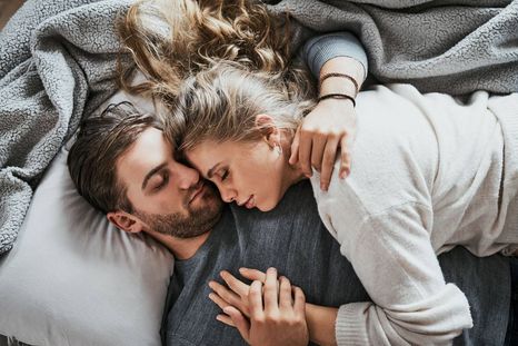 Una terapeuta explica qué deben hacer las parejas los fines de semana para mantener vivo el amor. Una terapeuta explica qué deben hacer las parejas los fines de semana para mantener vivo el amor.