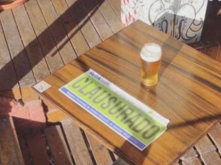 El bar fue clausurado porque vendió una pinta de cerveza y podía vender un vaso más chico